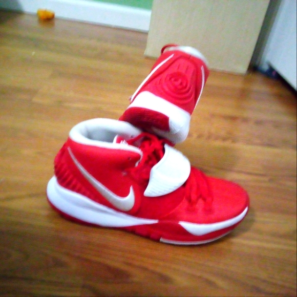 Nike brand new basketball shoes - Picture 1 of 4